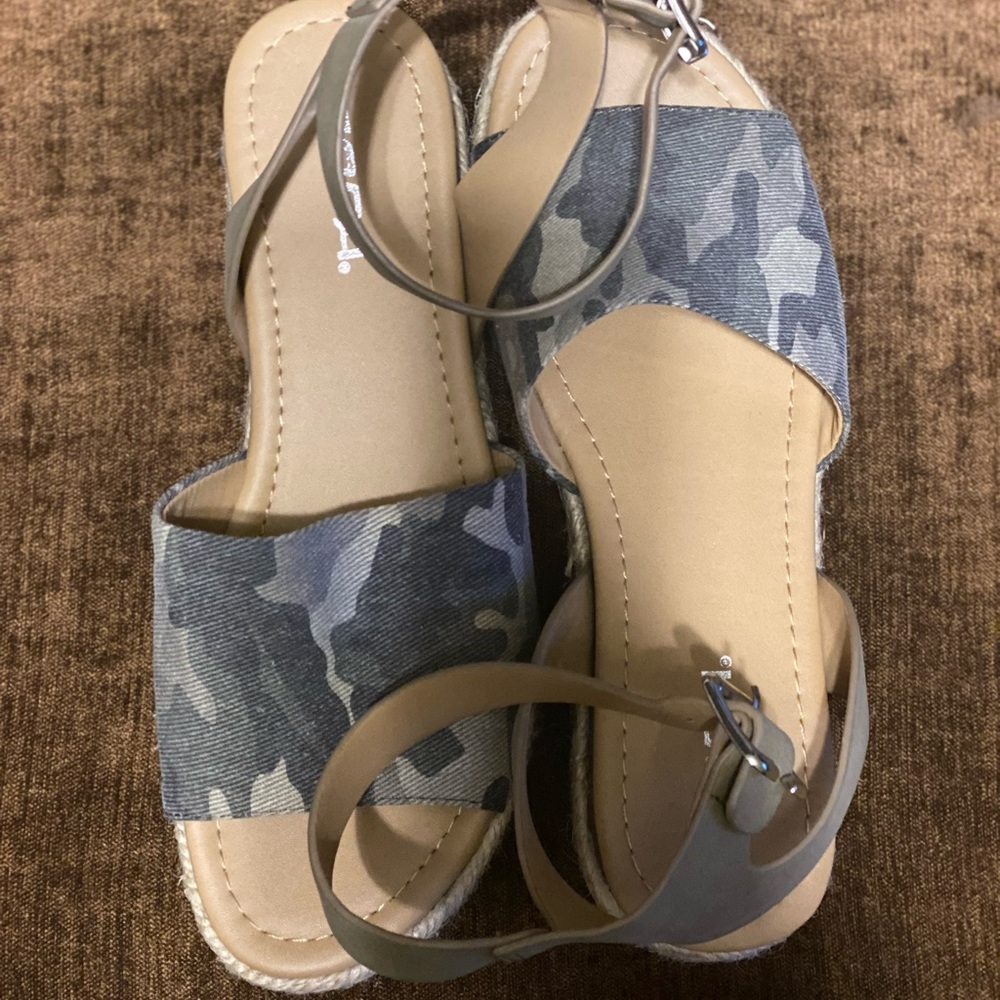 Soda -camouflage women’s ankle buckle espadrille sandal. NWOT 8.5